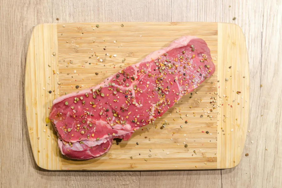 stueck-fleisch-auf-brett